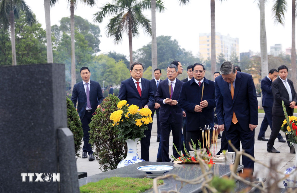 Lãnh đạo Đảng, Nhà nước vào Lăng viếng Chủ tịch Hồ Chí Minh nhân dịp Tết Nguyên đán Bính Ngọ 7 Lãnh đạo Đảng, Nhà nước vào Lăng viếng Chủ tịch Hồ Chí Minh nhân dịp Tết Nguyên đán Bính Ngọ - Ảnh 7.