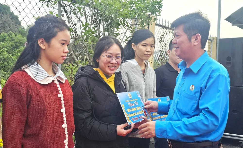 Chuyến xe Công đoàn 5.jpg