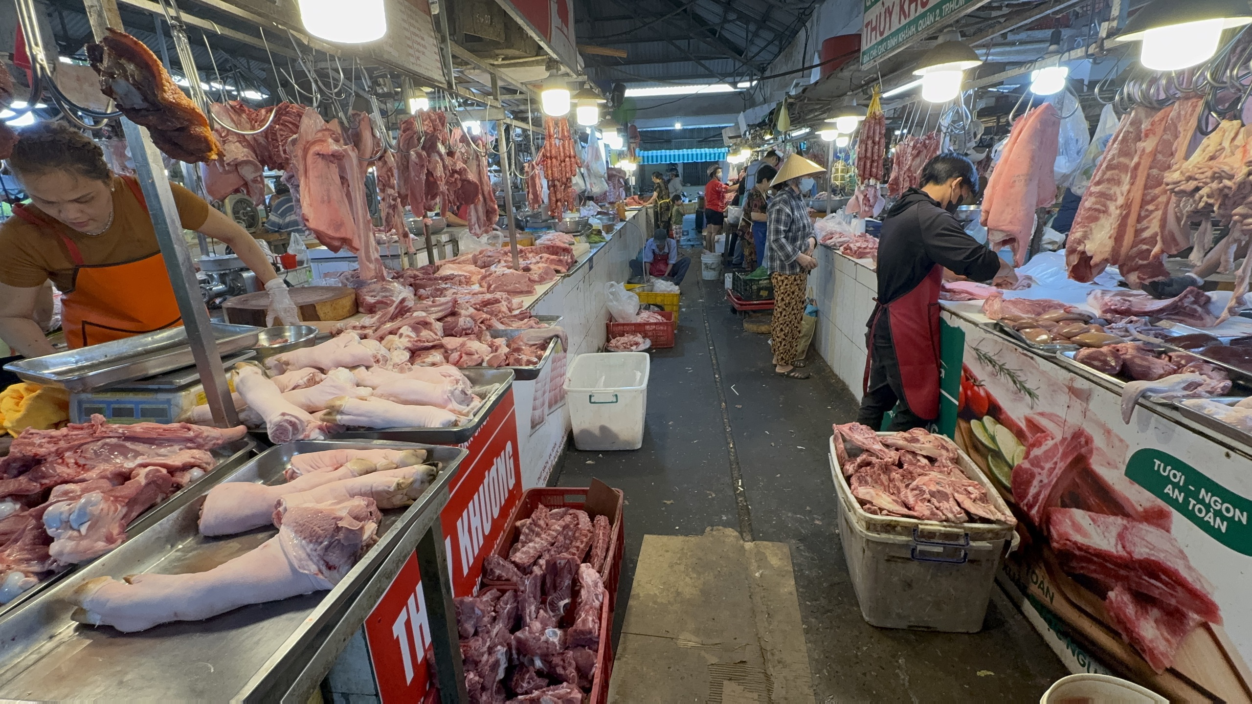 Nhộn nhịp chợ Tết 2026: Cảnh mua sắm thực phẩm ở TP HCM - Ảnh 2.