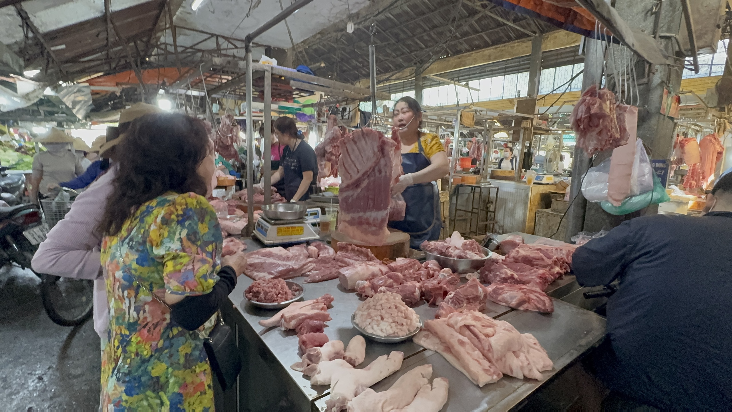 Nhộn nhịp chợ Tết 2026: Cảnh mua sắm thực phẩm ở TP HCM - Ảnh 3.