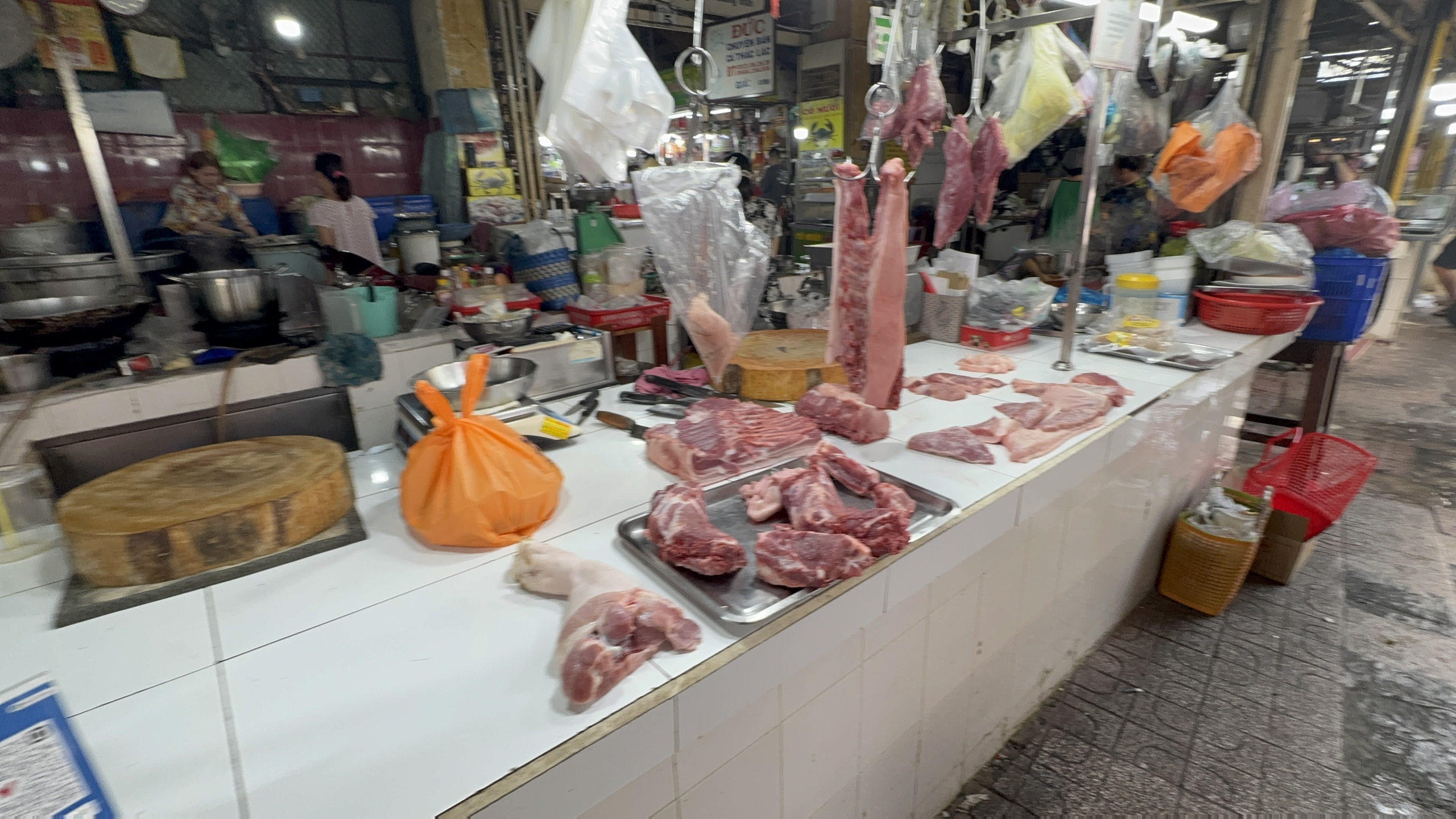 Nhộn nhịp chợ Tết 2026: Cảnh mua sắm thực phẩm ở TP HCM - Ảnh 5.