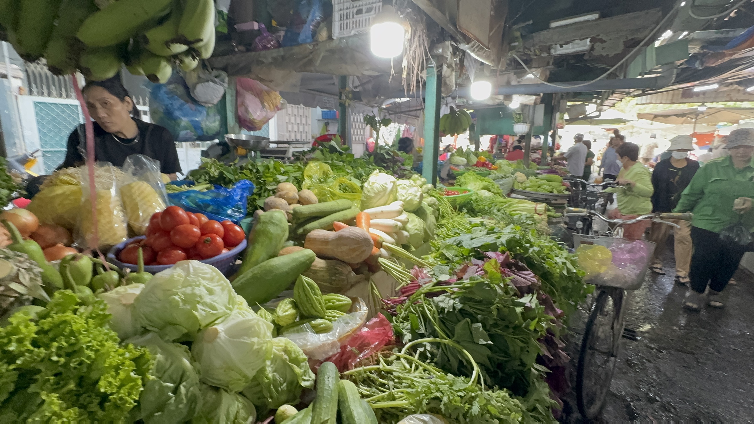 Nhộn nhịp chợ Tết 2026: Cảnh mua sắm thực phẩm ở TP HCM - Ảnh 8.