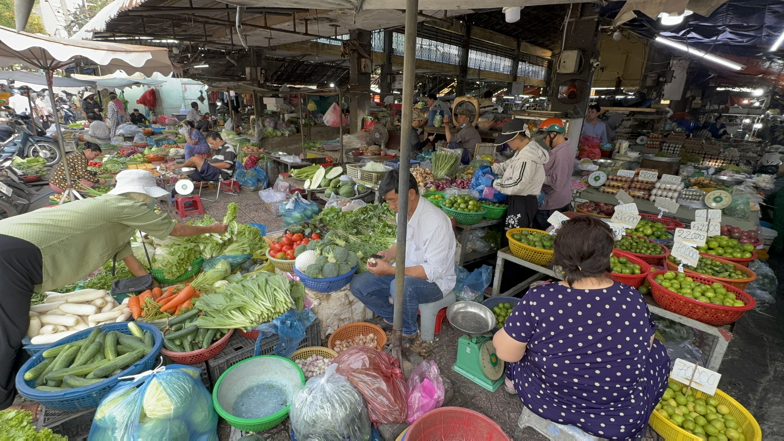 Nhộn nhịp chợ Tết 2026: Cảnh mua sắm thực phẩm ở TP HCM - Ảnh 9.