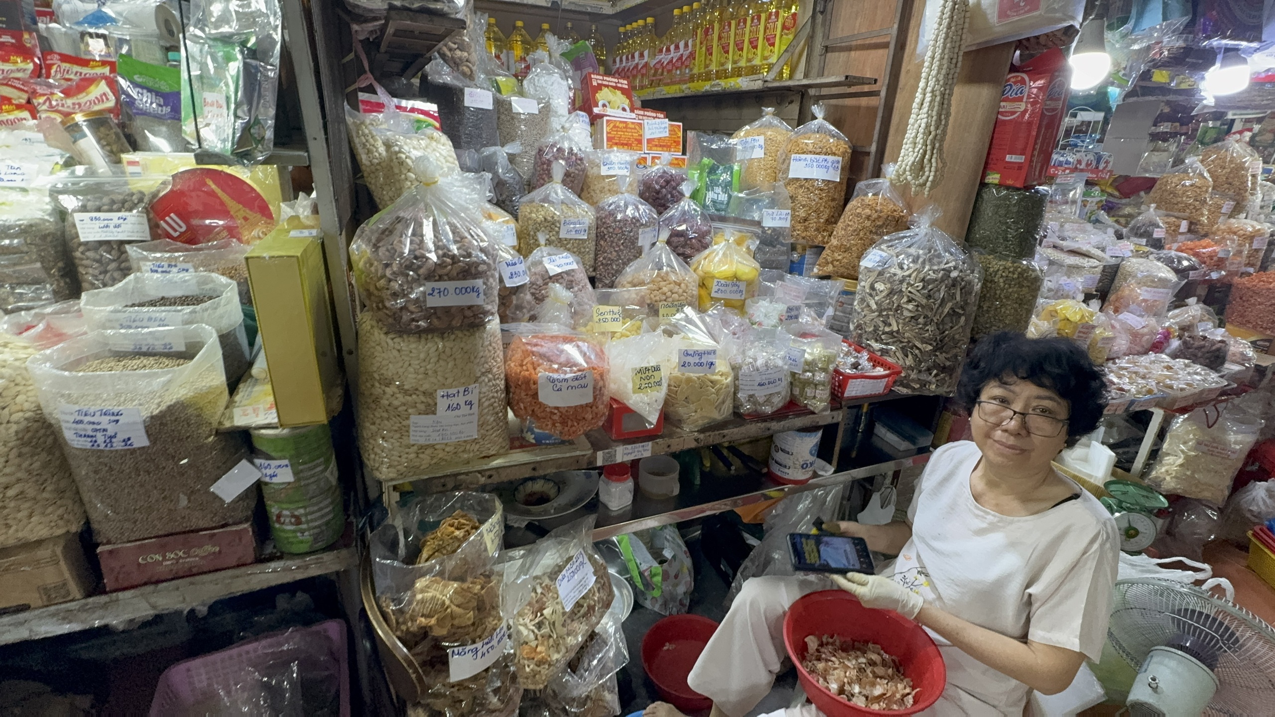 Nhộn nhịp chợ Tết 2026: Cảnh mua sắm thực phẩm ở TP HCM - Ảnh 10.