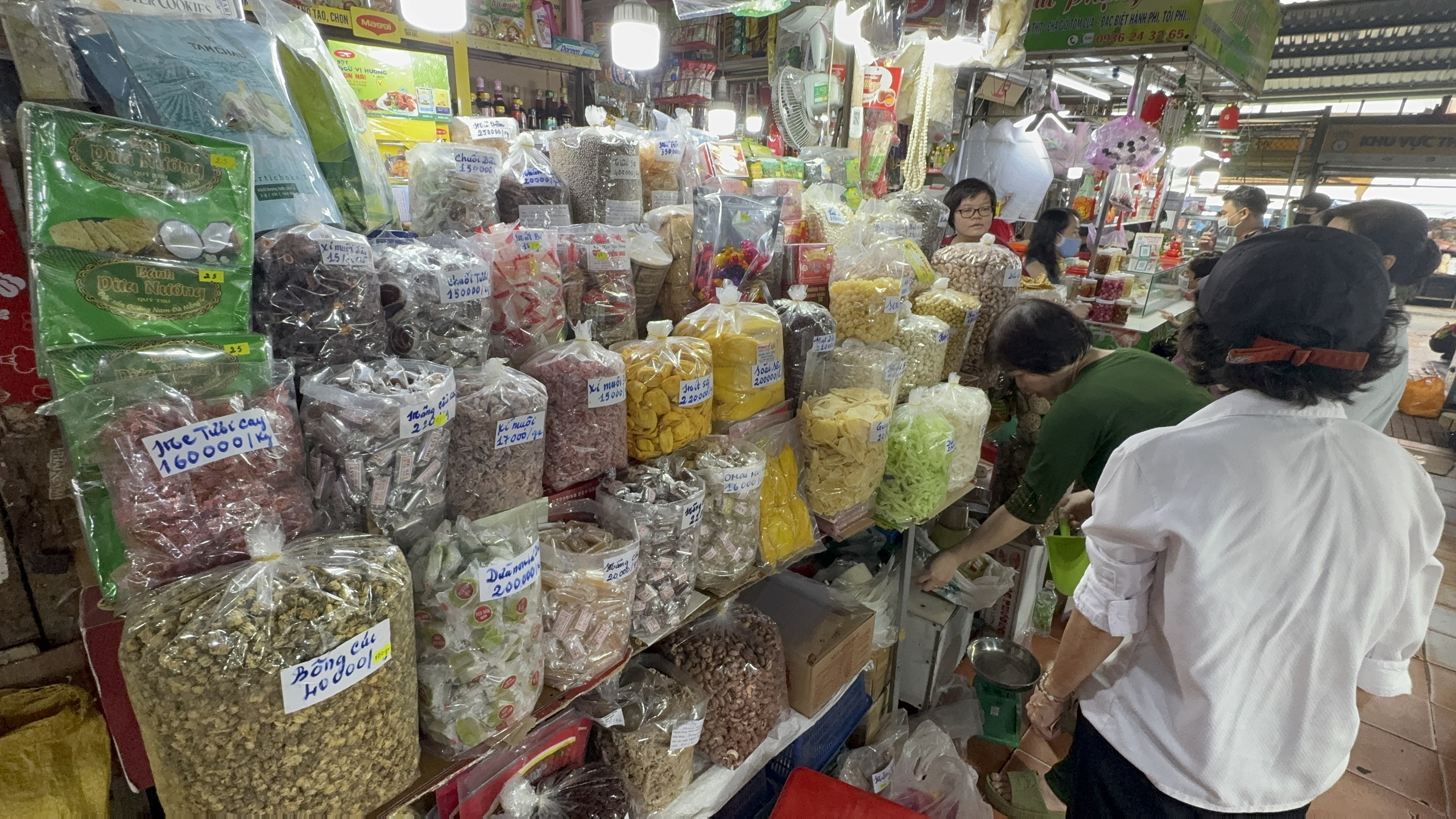 Nhộn nhịp chợ Tết 2026: Cảnh mua sắm thực phẩm ở TP HCM - Ảnh 11.