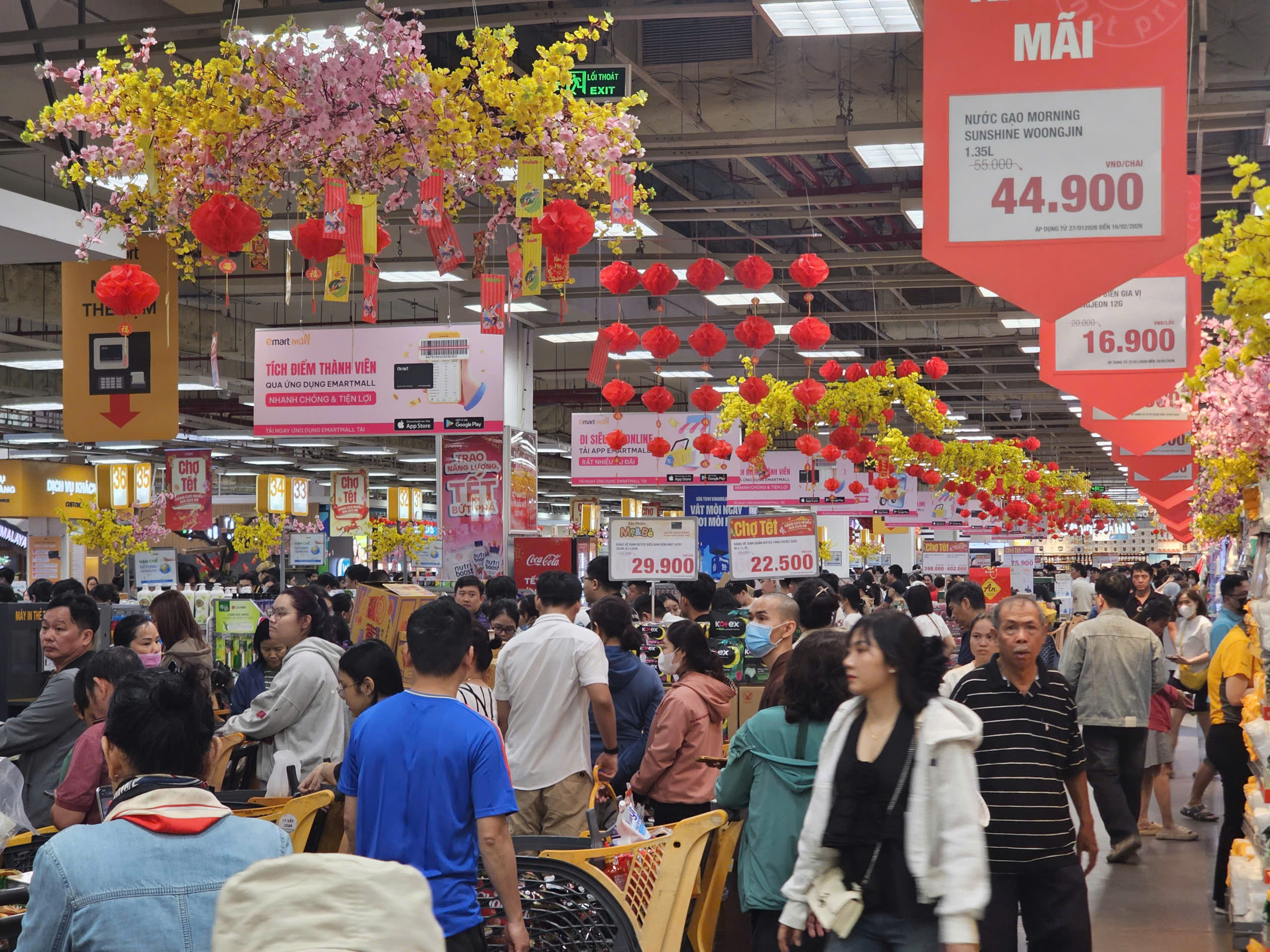 Khung cảnh trái ngược ở siêu thị và chợ truyền thống TPHCM ngày 26 Tết - Ảnh 1.