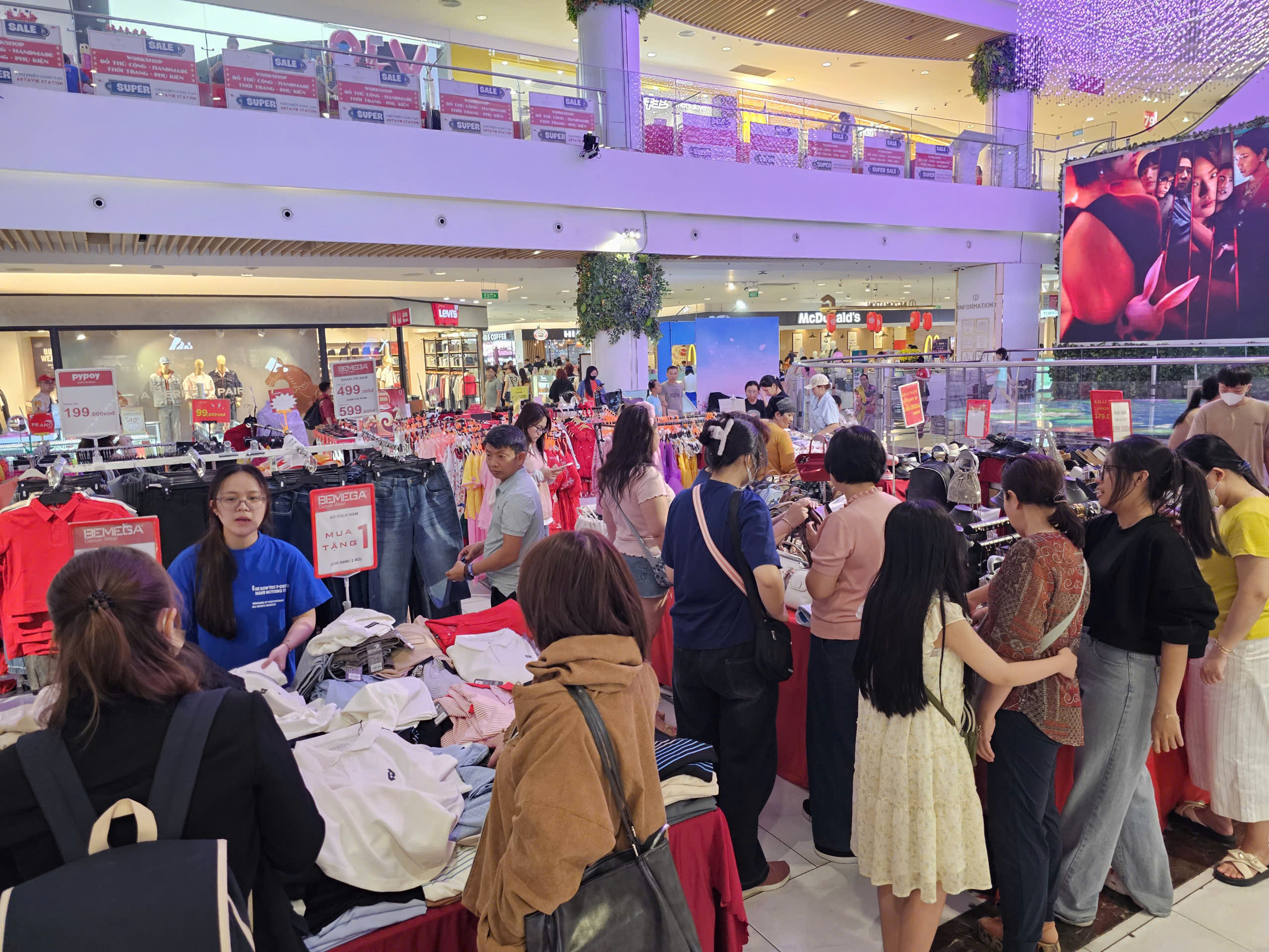 Khung cảnh trái ngược ở siêu thị và chợ truyền thống TPHCM ngày 26 Tết - Ảnh 3.