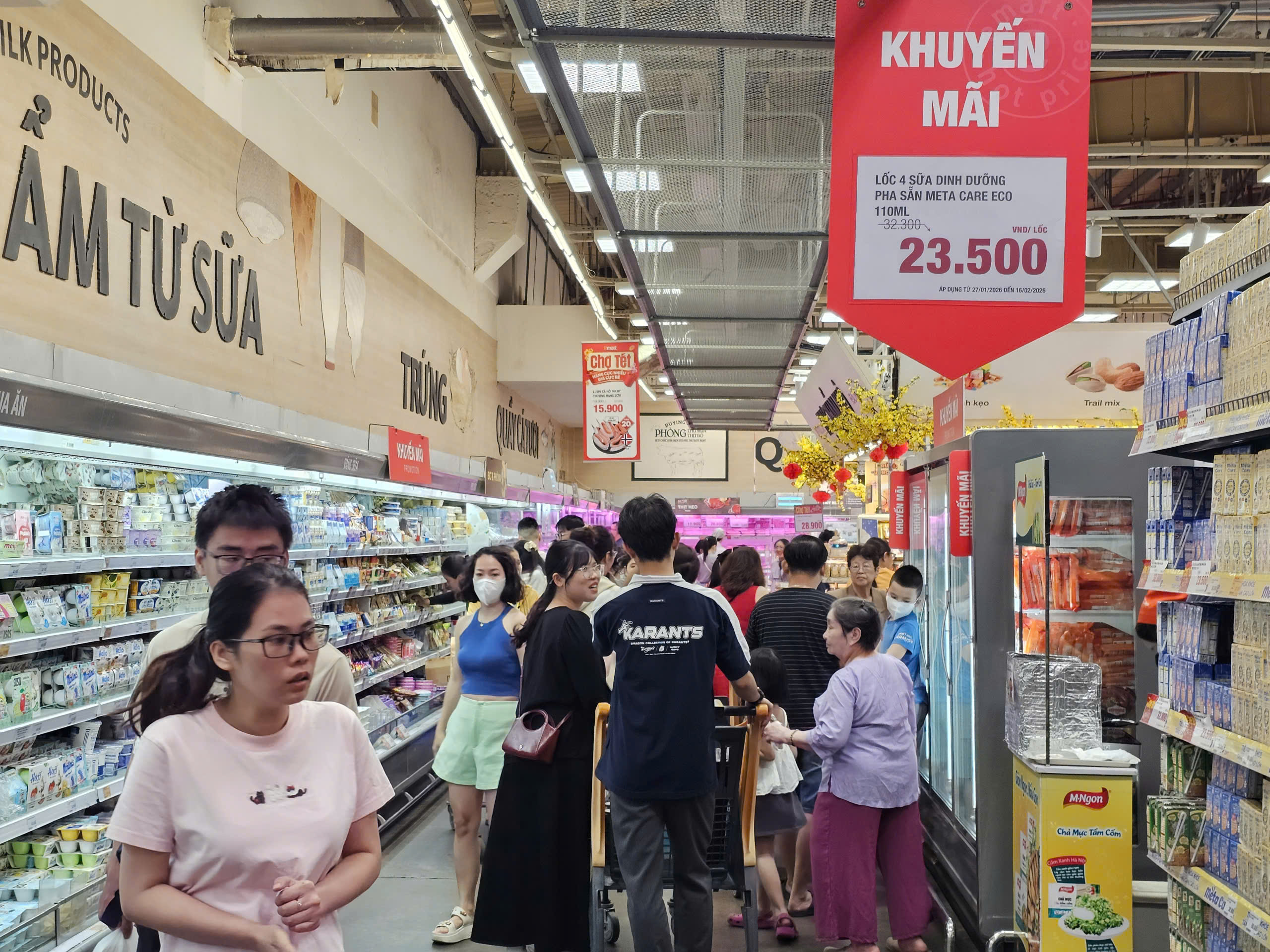 Khung cảnh trái ngược ở siêu thị và chợ truyền thống TPHCM ngày 26 Tết - Ảnh 4.