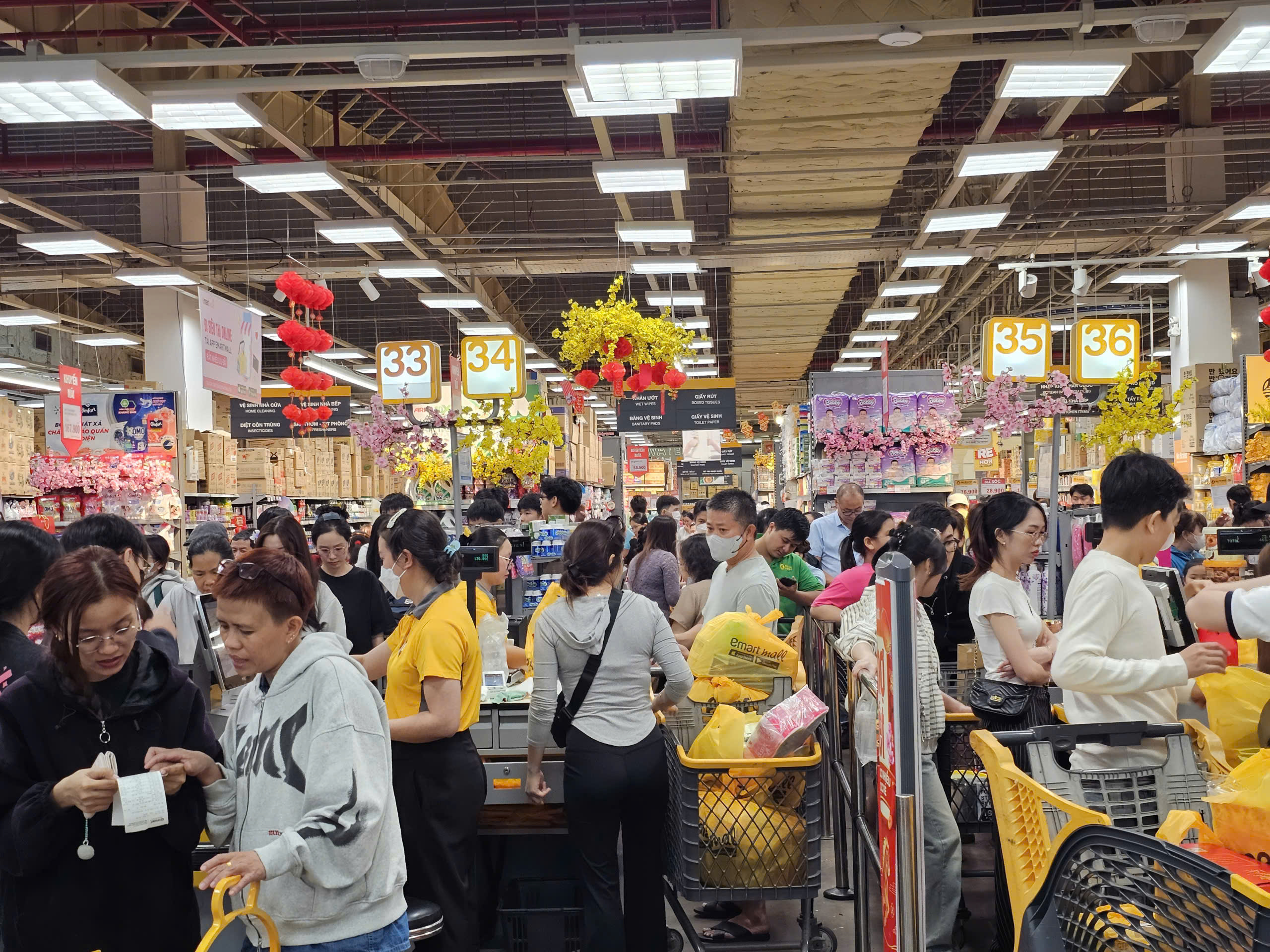 Khung cảnh trái ngược ở siêu thị và chợ truyền thống TPHCM ngày 26 Tết - Ảnh 7.