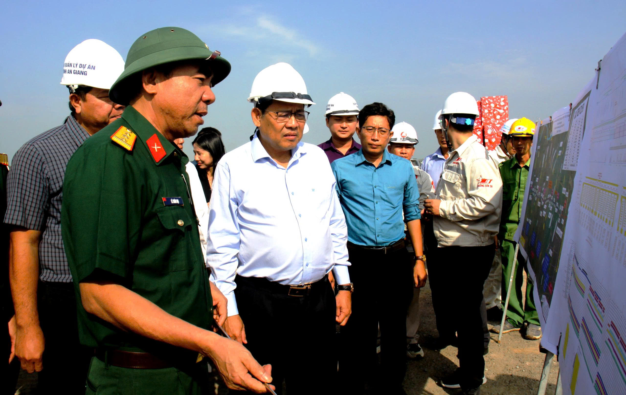 Lãnh đạo tỉnh An Giang động viên công nhân thi công cao tốc Cần Thơ - Châu Đốc - Sóc Trăng - Ảnh 3. Lãnh đạo tỉnh An Giang động viên công nhân thi công cao tốc Cần Thơ - Châu Đốc - Sóc Trăng - Ảnh 3.