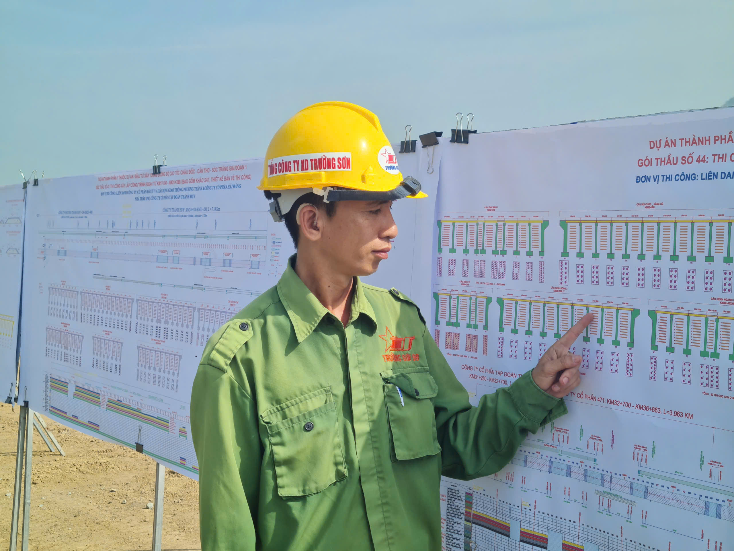 Lãnh đạo tỉnh An Giang động viên công nhân thi công cao tốc Cần Thơ - Châu Đốc - Sóc Trăng - Ảnh 5. Lãnh đạo tỉnh An Giang động viên công nhân thi công cao tốc Cần Thơ - Châu Đốc - Sóc Trăng - Ảnh 5.