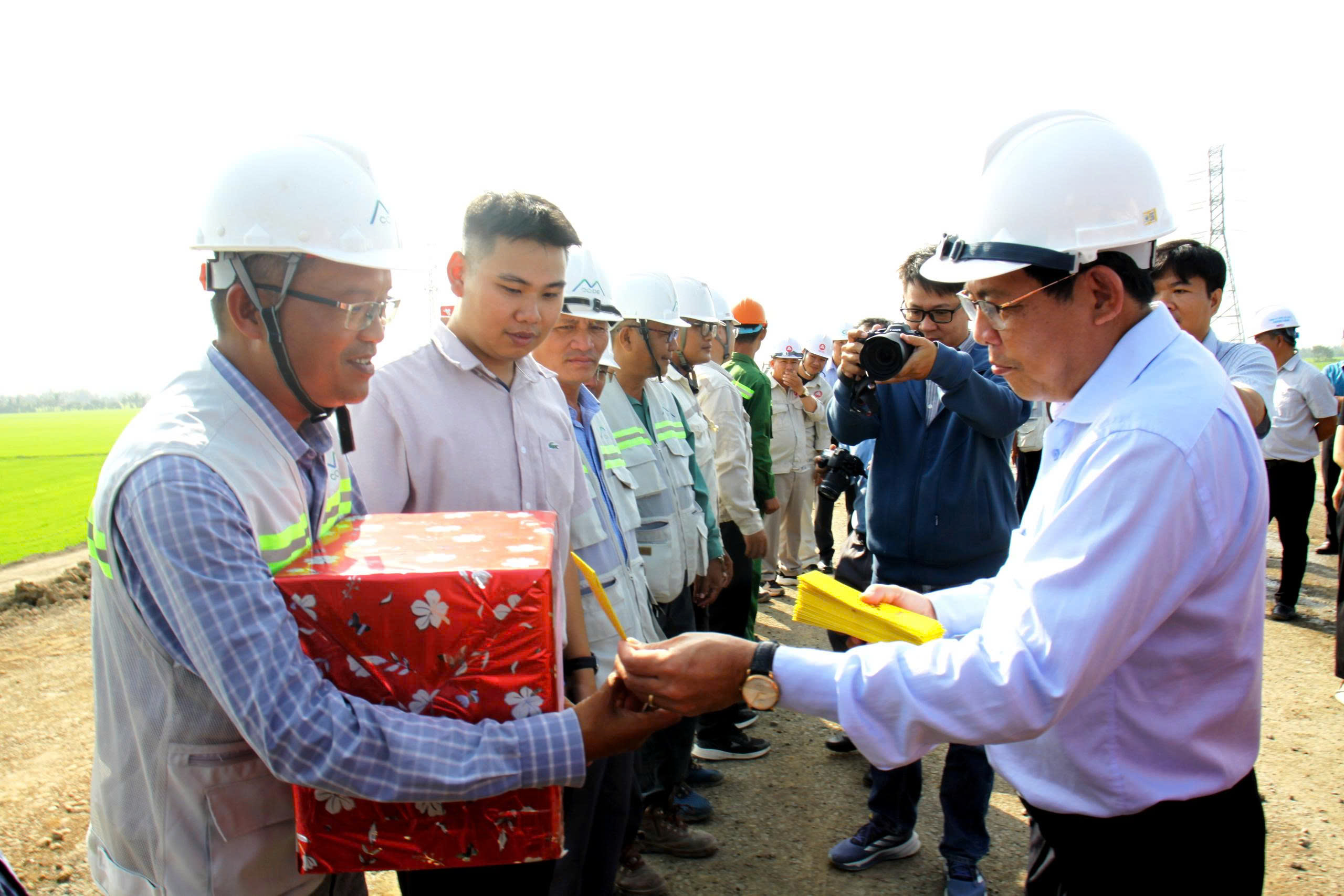 Lãnh đạo tỉnh An Giang động viên công nhân thi công cao tốc Cần Thơ - Châu Đốc - Sóc Trăng - Ảnh 7. Lãnh đạo tỉnh An Giang động viên công nhân thi công cao tốc Cần Thơ - Châu Đốc - Sóc Trăng - Ảnh 7.