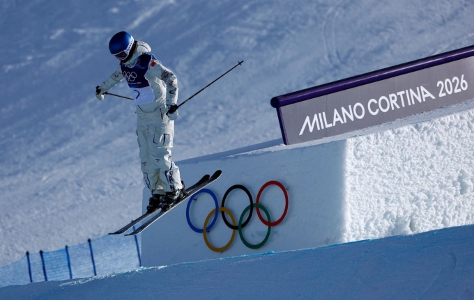 Eileen Gu thi đấu nội dung slopestyle tại Olympic mùa Đông 2026. Ảnh: Reuters