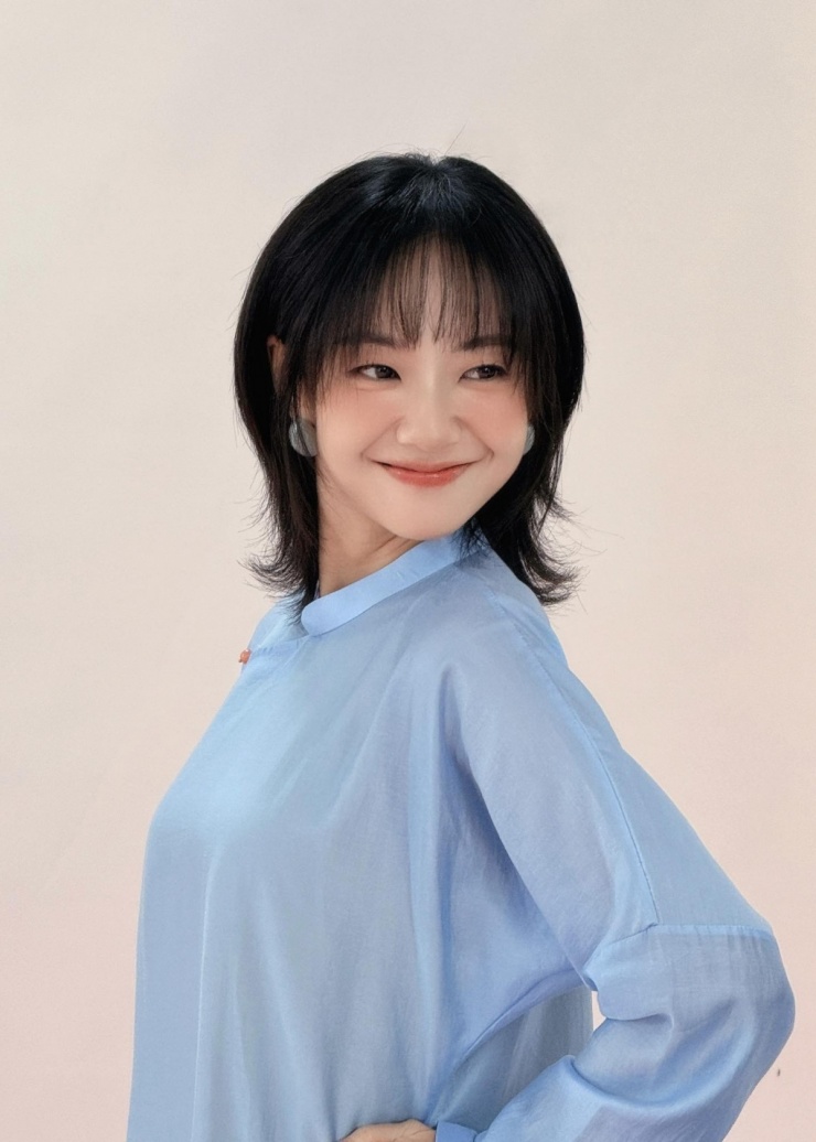 Hoàng Hà, sinh năm 1996, được biết đến khi vào vai nàng thơ Dao Ánh trong phim điện ảnh "Em và Trịnh" (2022) và tạo được dấu ấn trong lòng khán giả. Năm 2023, cô vào vai nữ chính Mai Dương trong bộ phim "Chúng ta của 8 năm sau", đánh dấu lần đầu tiên Hoàng Hà góp mặt trong phim truyền hình. Cô cũng tham gia diễn xuất trong một số MV ca nhạc và phim ngắn.