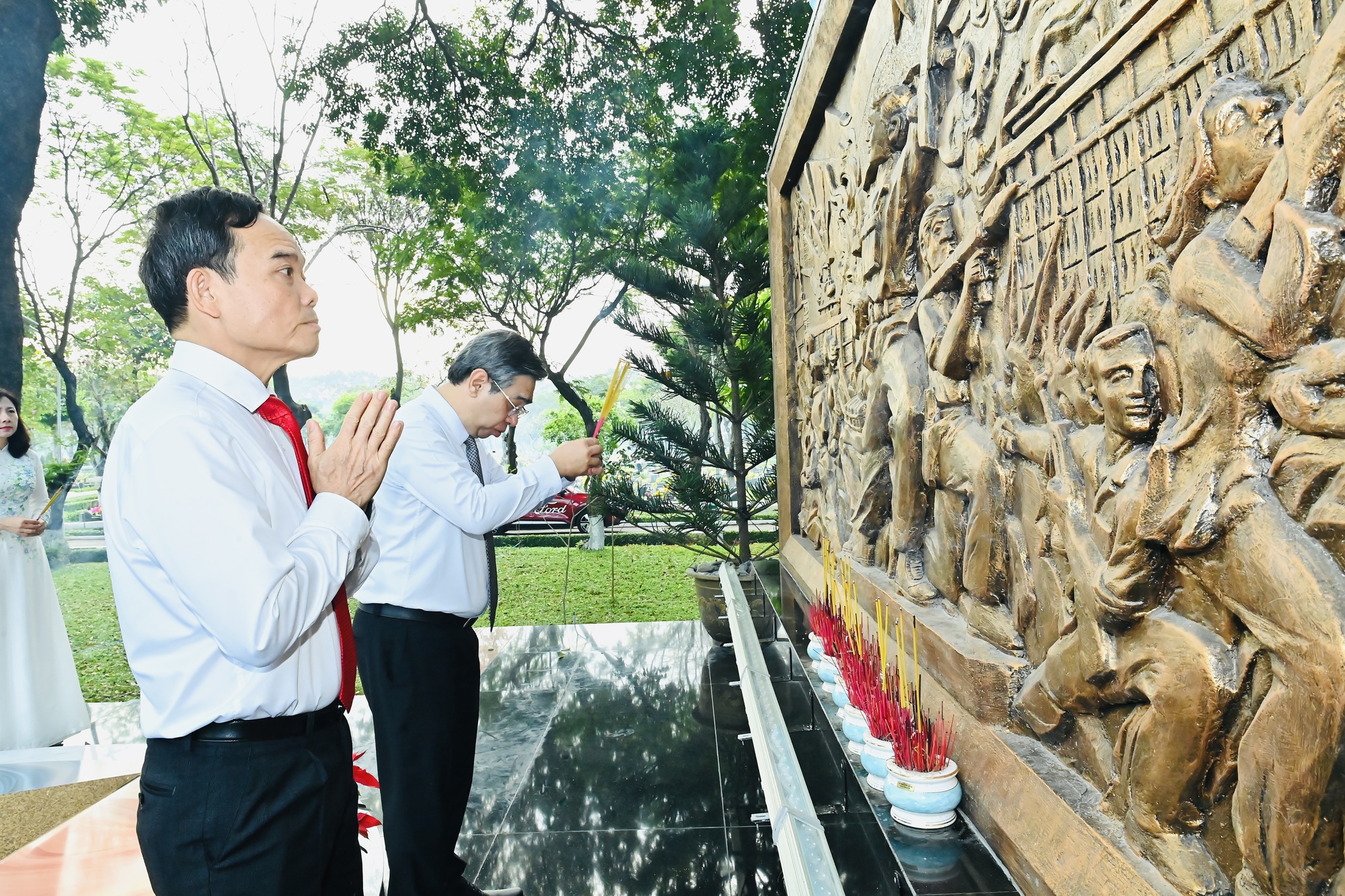 Lãnh đạo TP.HCM dâng hương tưởng nhớ các Mẹ Việt Nam anh hùng, Anh hùng liệt sĩ - Ảnh 3. Lãnh đạo TP.HCM dâng hương tưởng nhớ các Mẹ Việt Nam anh hùng, Anh hùng liệt sĩ - Ảnh 3.