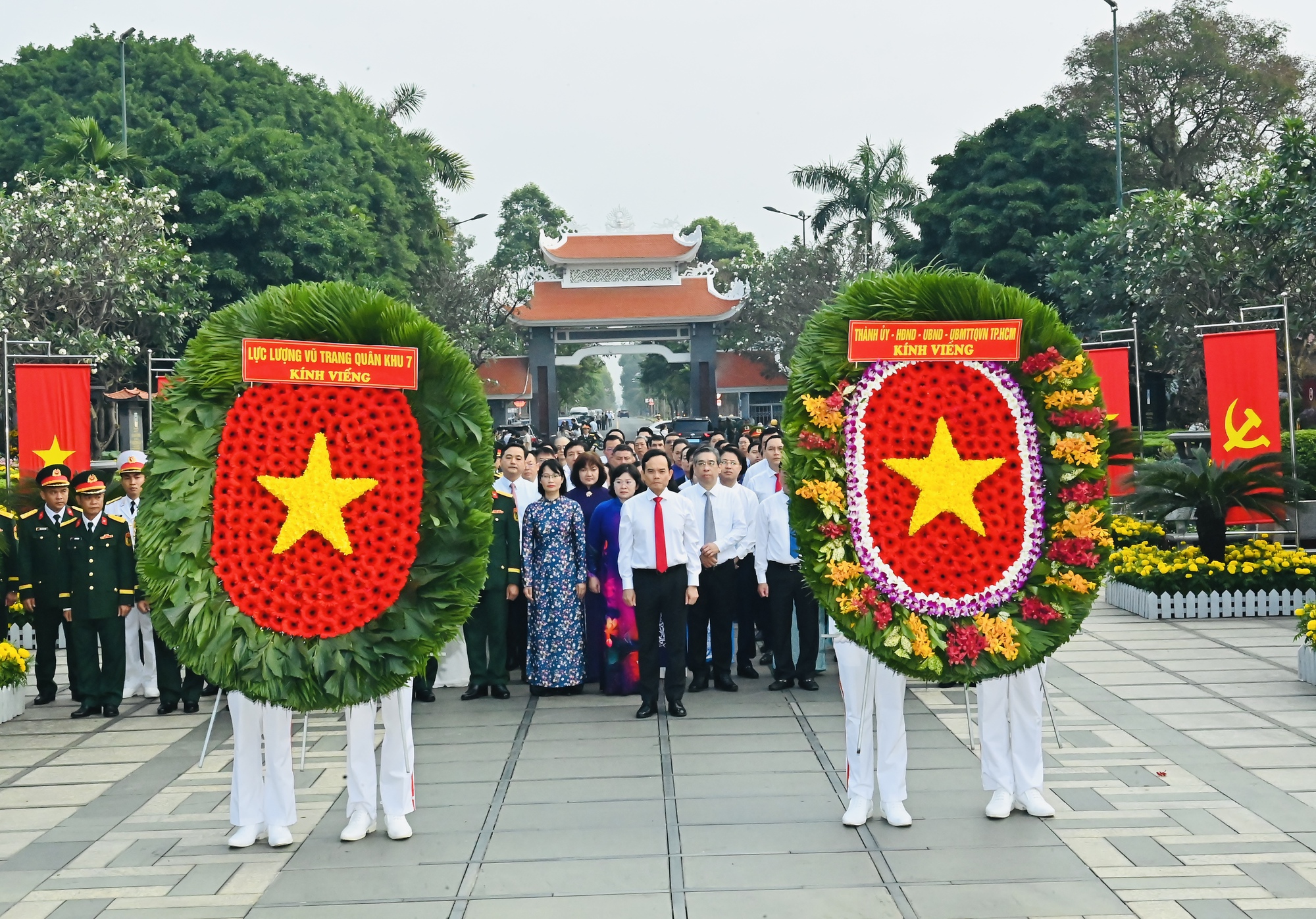 Lãnh đạo TP.HCM dâng hương tưởng nhớ các Mẹ Việt Nam anh hùng, Anh hùng liệt sĩ - Ảnh 5. Lãnh đạo TP.HCM dâng hương tưởng nhớ các Mẹ Việt Nam anh hùng, Anh hùng liệt sĩ - Ảnh 4.