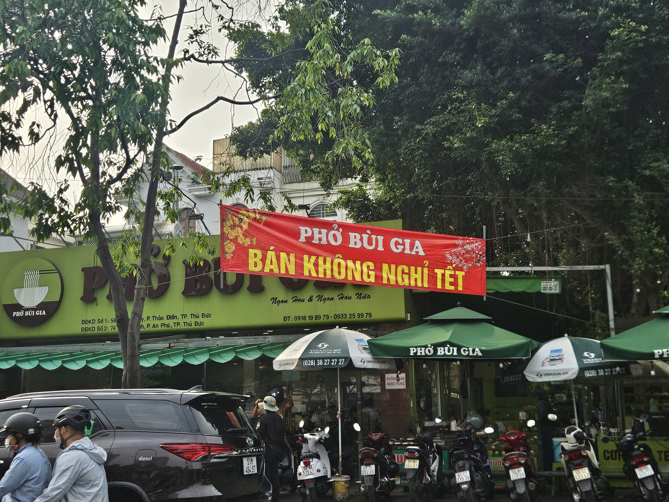 Hàng quán TPHCM bán xuyên Tết 2026: Nơi phụ thu 30 % , nơi không tăng giá - Ảnh 2. Hàng quán TPHCM bán xuyên Tết 2026: Nơi phụ thu 30 % , nơi không tăng giá - Ảnh 2.