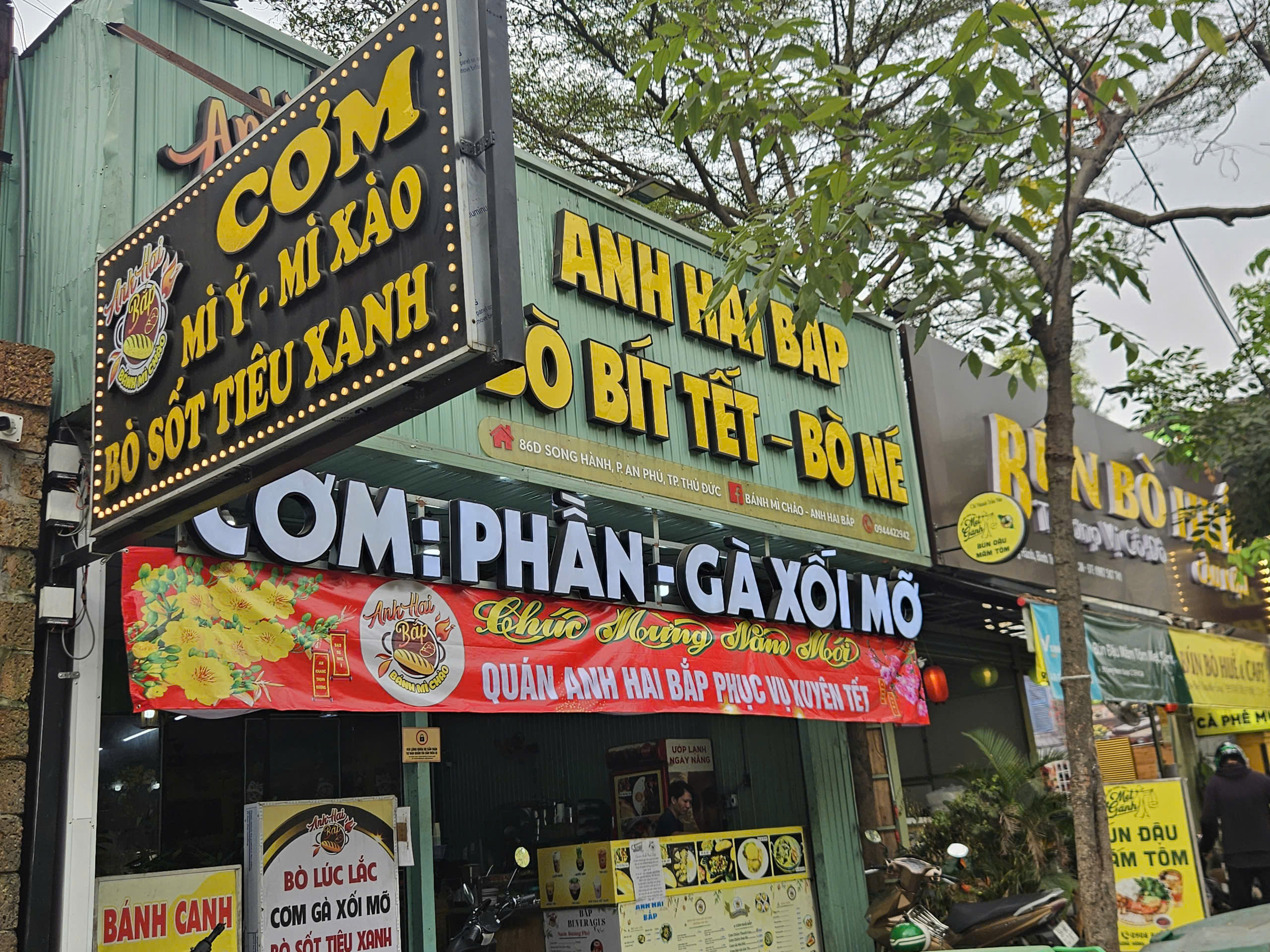 Hàng quán TPHCM bán xuyên Tết 2026: Nơi phụ thu 30 % , nơi không tăng giá - Ảnh 3. Hàng quán TPHCM bán xuyên Tết 2026: Nơi phụ thu 30 % , nơi không tăng giá - Ảnh 3.