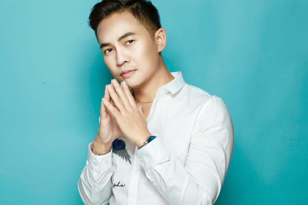 Thầy giáo hotboy “mất tích” 6 năm: “Tiếng vỗ tay càng lớn, tôi càng rạn vỡ” - 2