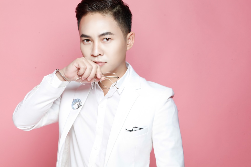 Thầy giáo hotboy “mất tích” 6 năm: “Tiếng vỗ tay càng lớn, tôi càng rạn vỡ” - 4