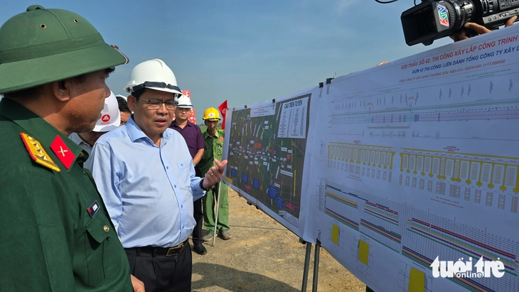 Thi công cao tốc xuyên Tết được thưởng thêm 300.000 đồng/ngày 2 Thi công cao tốc xuyên Tết được thưởng thêm 300.000 đồng/ngày - Ảnh 2.