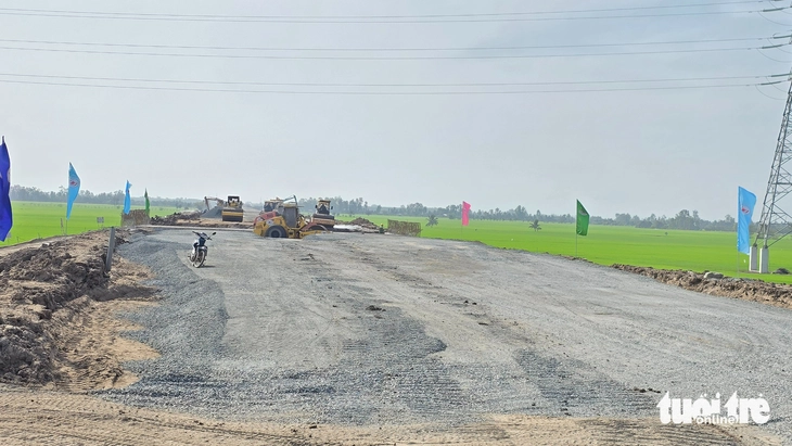 Thi công cao tốc xuyên Tết được thưởng thêm 300.000 đồng/ngày 3 Thi công cao tốc xuyên Tết được thưởng thêm 300.000 đồng/ngày - Ảnh 3.