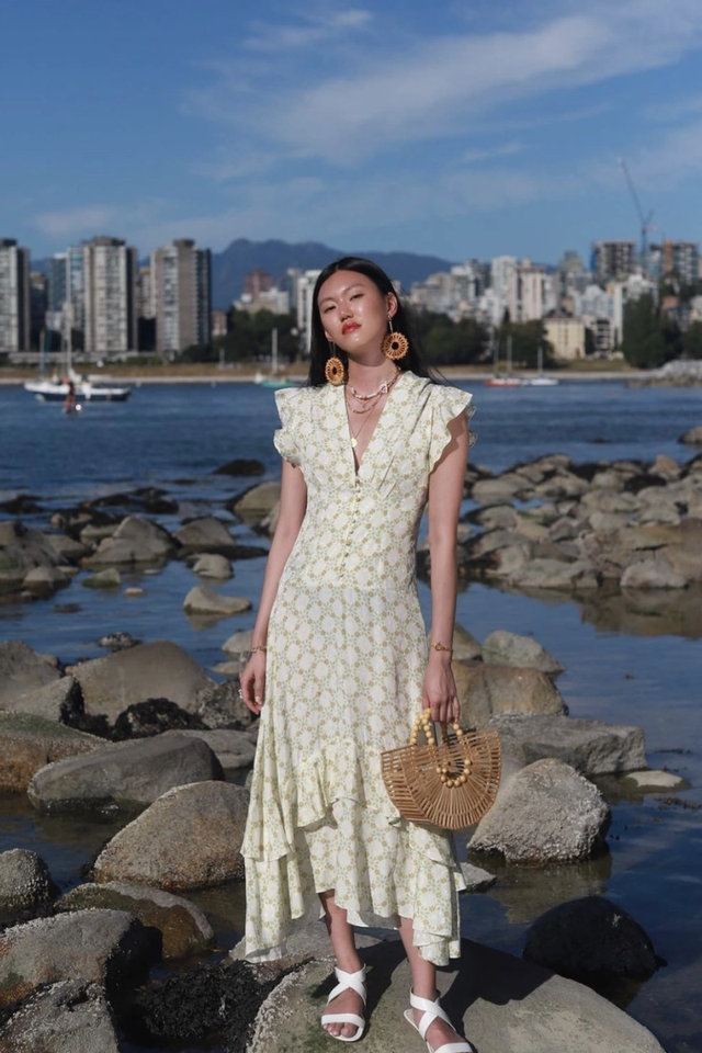 Nàng dạo xuân thêm xinh nhờ sức hút túi dáng bán nguyệt - Ảnh 4.