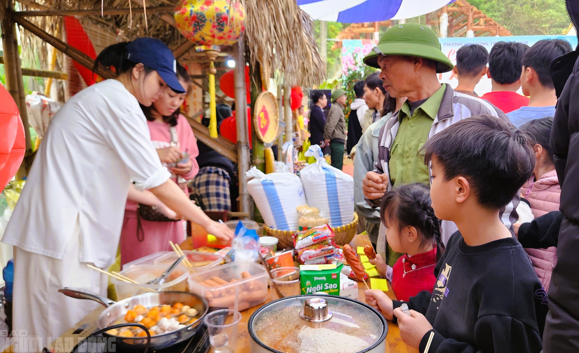 Rủ nhau đi chợ quê ngày Tết ở làng cổ ngàn năm tuổi 2 Rủ nhau đi chợ quê ngày Tết ở làng cổ ngàn năm tuổi - Ảnh 2.