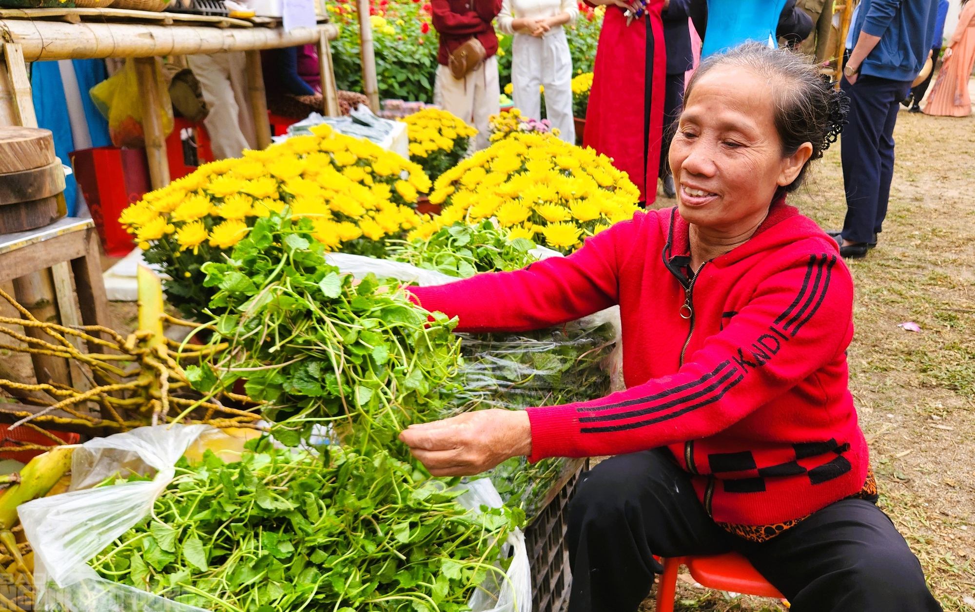 Rủ nhau đi chợ quê ngày Tết ở làng cổ ngàn năm tuổi 8 Rủ nhau đi chợ quê ngày Tết ở làng cổ ngàn năm tuổi - Ảnh 11.