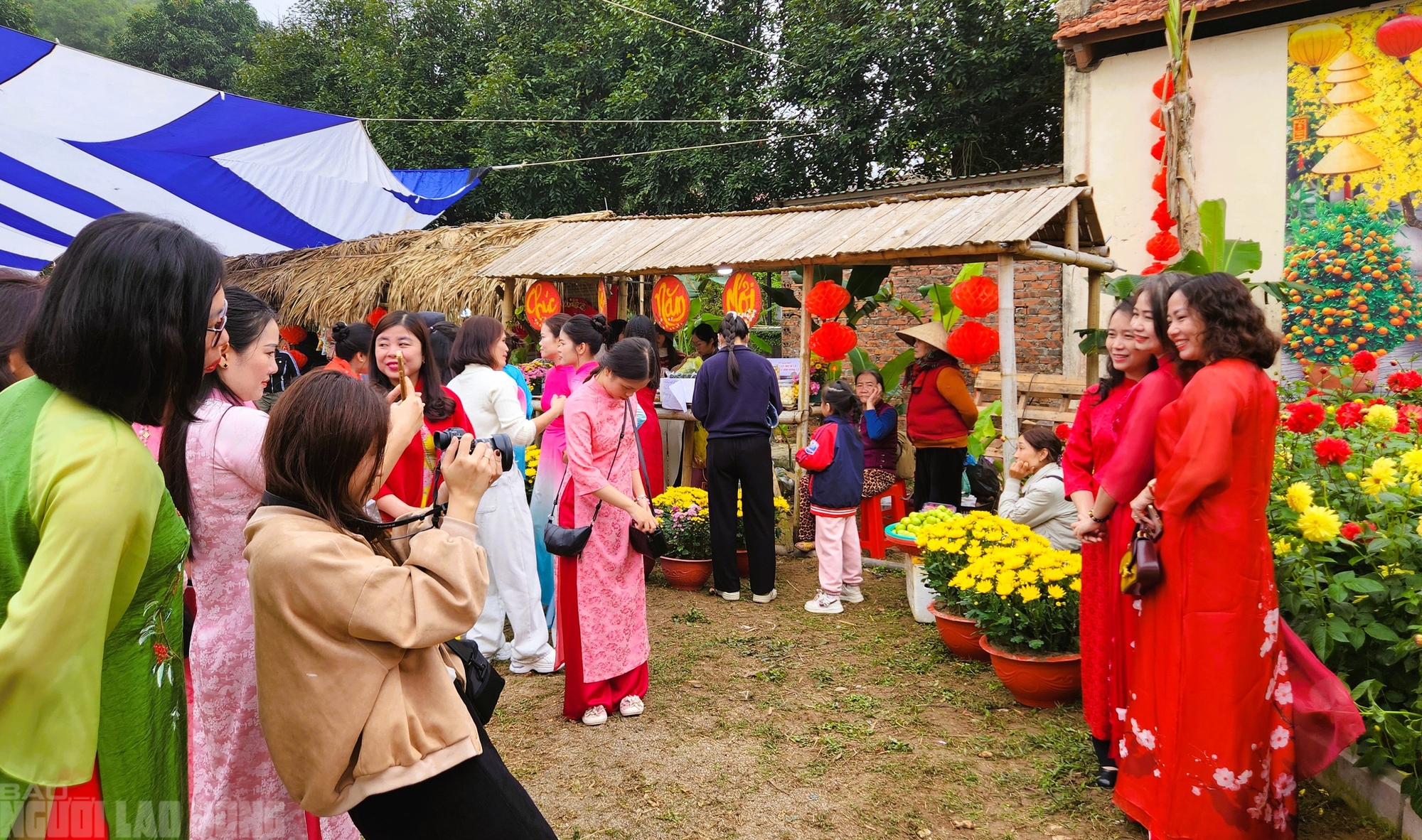 Rủ nhau đi chợ quê ngày Tết ở làng cổ ngàn năm tuổi 11 Rủ nhau đi chợ quê ngày Tết ở làng cổ ngàn năm tuổi - Ảnh 14.