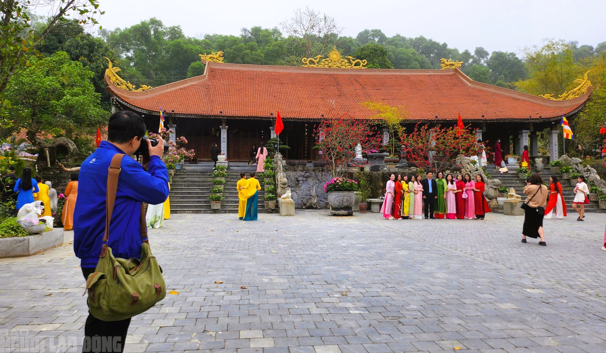 Rủ nhau đi chợ quê ngày Tết ở làng cổ ngàn năm tuổi 12 Rủ nhau đi chợ quê ngày Tết ở làng cổ ngàn năm tuổi - Ảnh 15.
