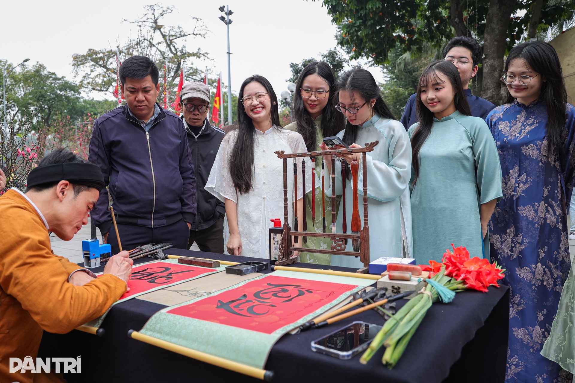 Khách Tây về Việt Nam ăn Tết với vợ, choáng ngợp không gian xuân Hà Nội - 3