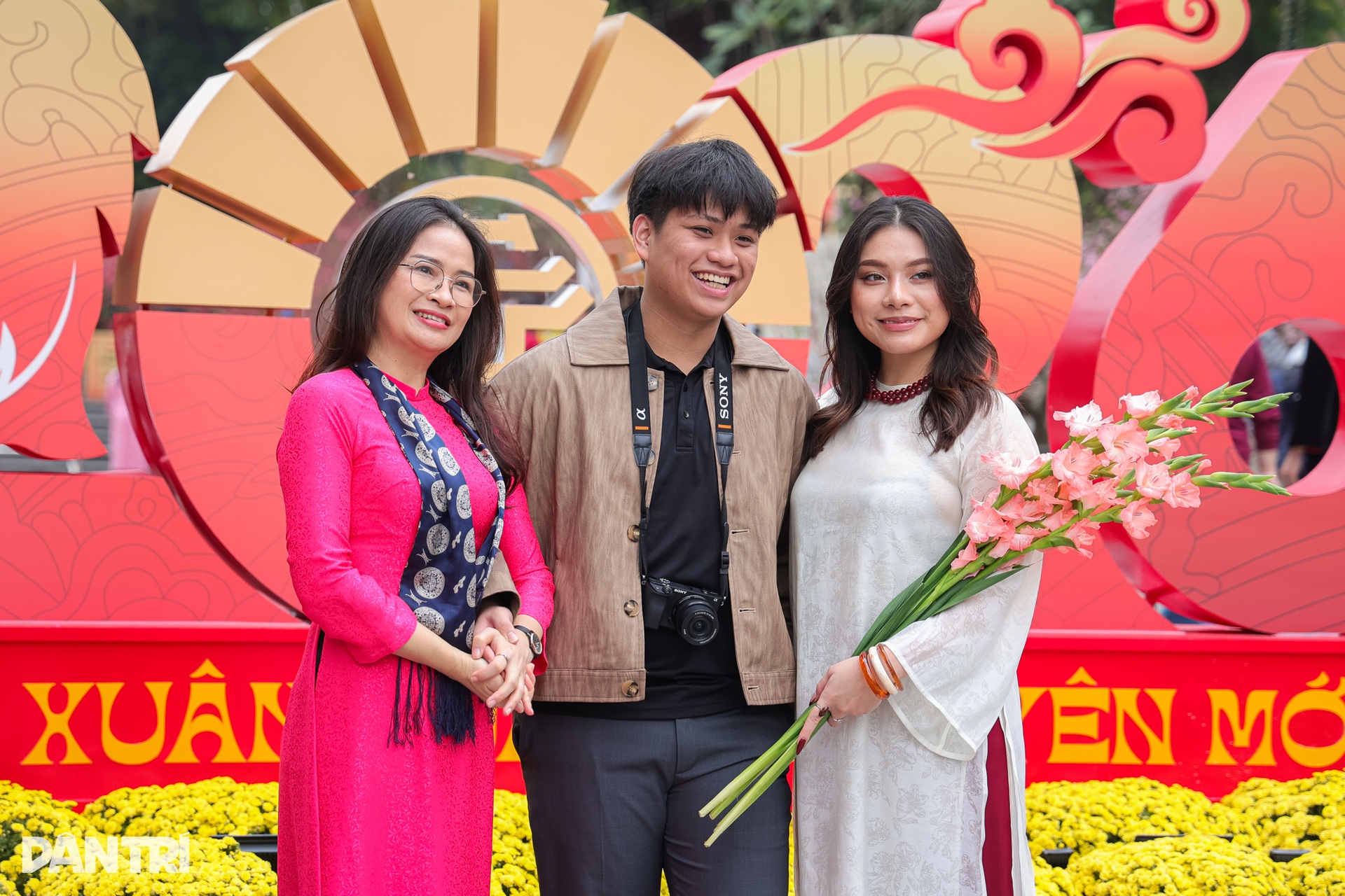 Khách Tây về Việt Nam ăn Tết với vợ, choáng ngợp không gian xuân Hà Nội - 5