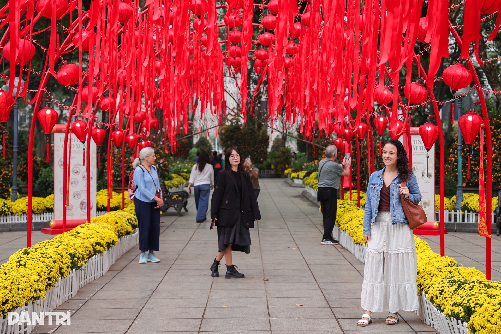 Khách Tây về Việt Nam ăn Tết với vợ, choáng ngợp không gian xuân Hà Nội - 9