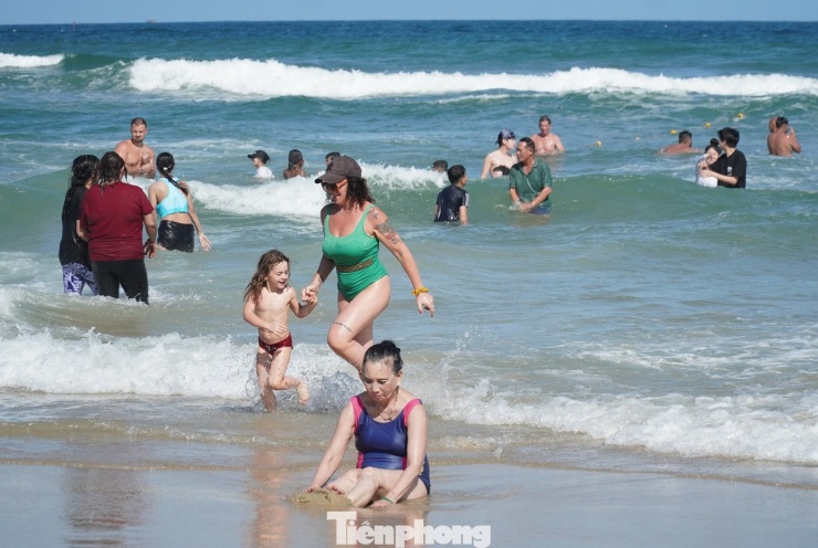 Biển Đà Nẵng cuối năm sóng nhẹ, nước trong xanh kéo du khách nước ngoài xuống tắm. Chị Rowena (du khách Úc) cho hay đây là lần đầu tiên chị tới Đà Nẵng và đã chọn khách sạn gần biển để lưu trú. "Tôi đã ở đây 3 ngày và 3 ngày đó tôi đều xuống biển. Tôi đã đi một số nước ở châu Á và đến hiện tại tôi đánh giá biển Đà Nẵng đẹp nhất", nữ du khách chia sẻ.