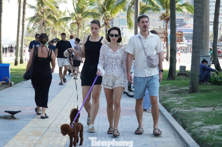 Các tuyến đường ven biển cũng tấp nập du khách dạo bộ. Biển Đà Nẵng là điểm đến khó có thể bỏ qua đối với khách du lịch trong và ngoài nước.