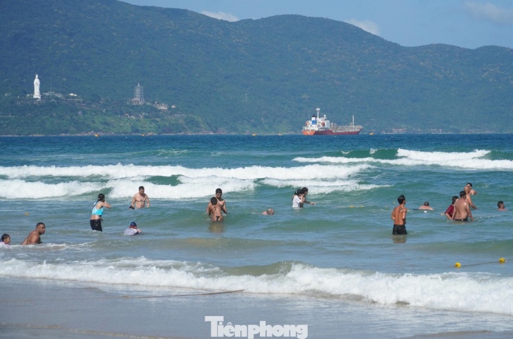 Từ biển có thể ngắm bán đảo Sơn Trà ngát xanh, tượng Phật Quan Thế Âm Bồ Tát trên chùa Linh Ứng. Hiếm có bãi biển nào có "view" đẹp như biển Đà Nẵng.