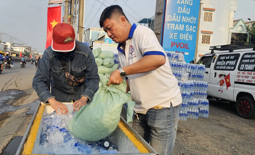 chai nước suối.jpg