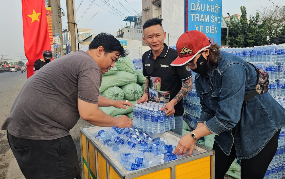 chai nước suối 7.jpg