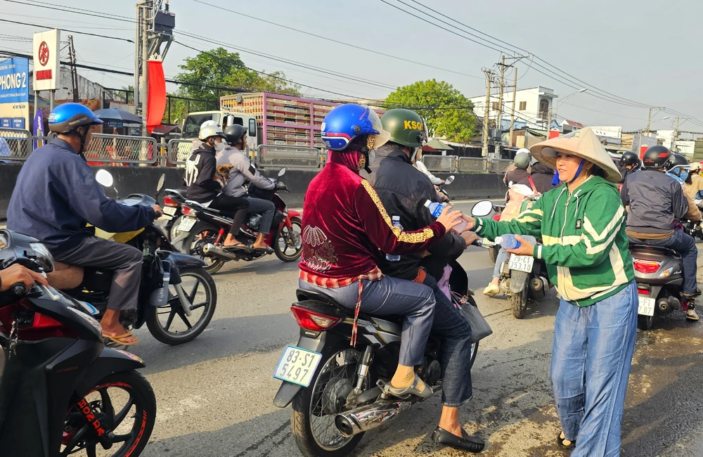 chai nước suối 8.jpg