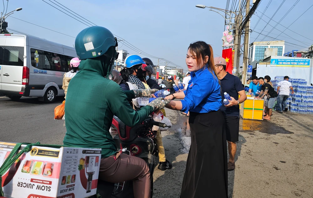 chai nước suối 10.jpg