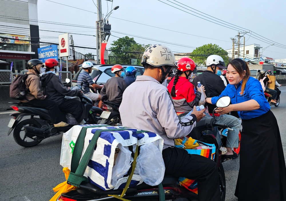 chai nước suối 2.jpg