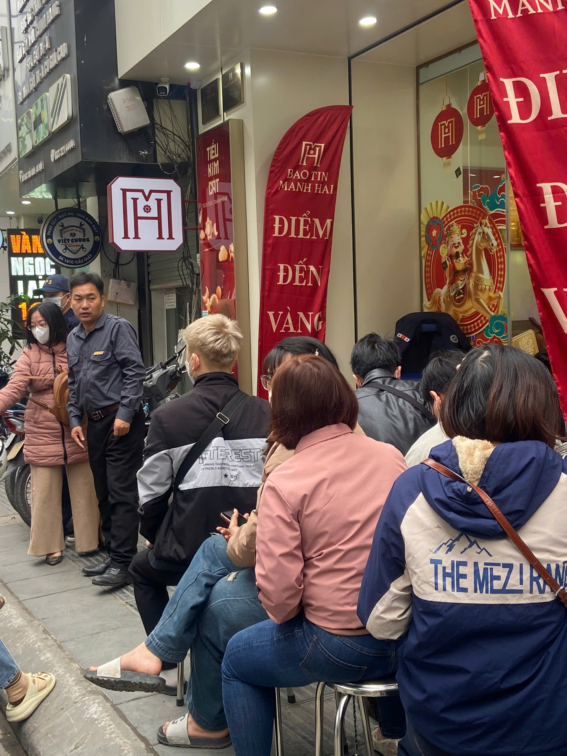 Tiệm vàng hôm nay: Dân văn phòng xin nghỉ Tết sớm đi mua vàng, xếp hàng từ sáng, xác định phải đợi đến chiều- Ảnh 2.