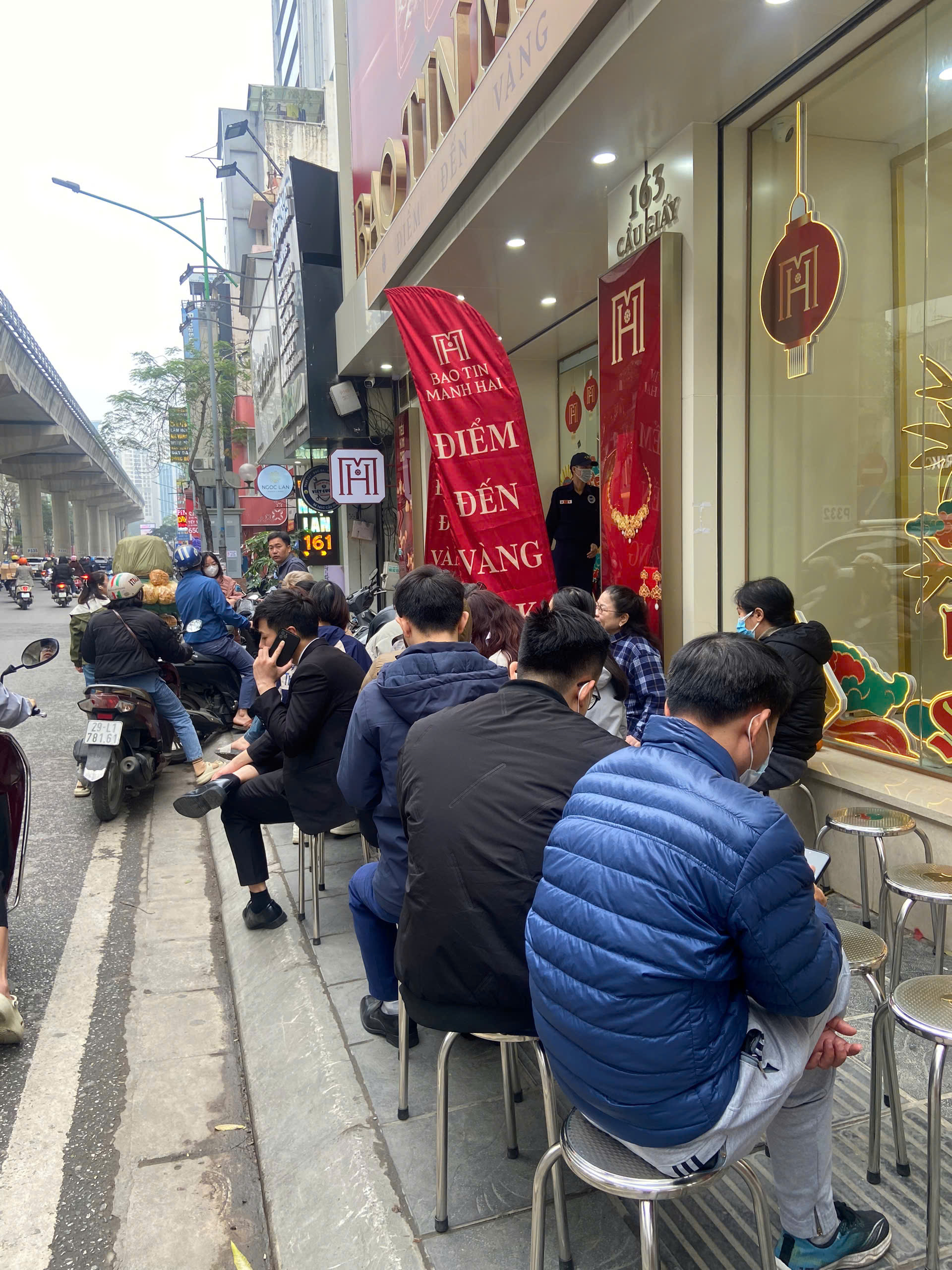 Tiệm vàng hôm nay: Dân văn phòng xin nghỉ Tết sớm đi mua vàng, xếp hàng từ sáng, xác định phải đợi đến chiều- Ảnh 3.