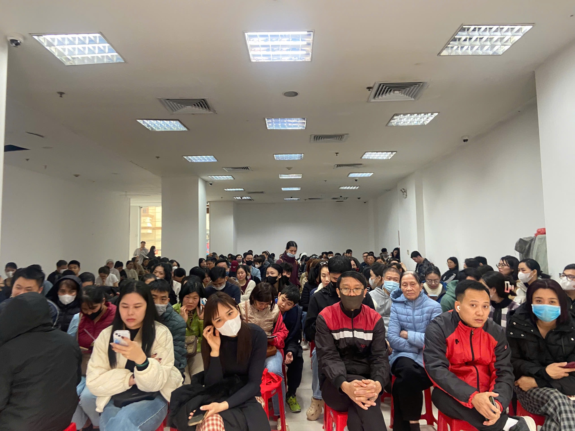 Tiệm vàng hôm nay: Dân văn phòng xin nghỉ Tết sớm đi mua vàng, xếp hàng từ sáng, xác định phải đợi đến chiều- Ảnh 4.