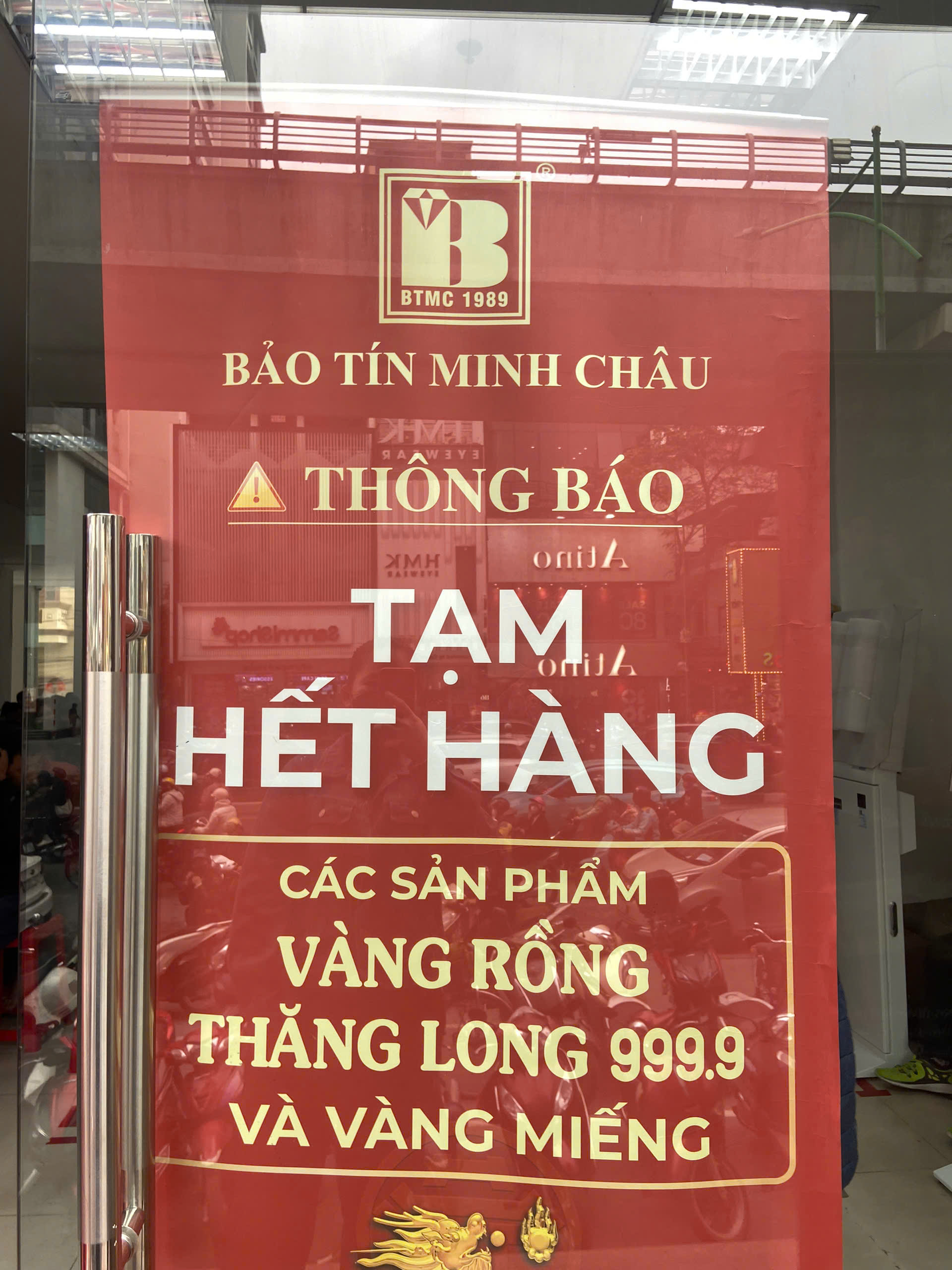 Tiệm vàng hôm nay: Dân văn phòng xin nghỉ Tết sớm đi mua vàng, xếp hàng từ sáng, xác định phải đợi đến chiều- Ảnh 5.