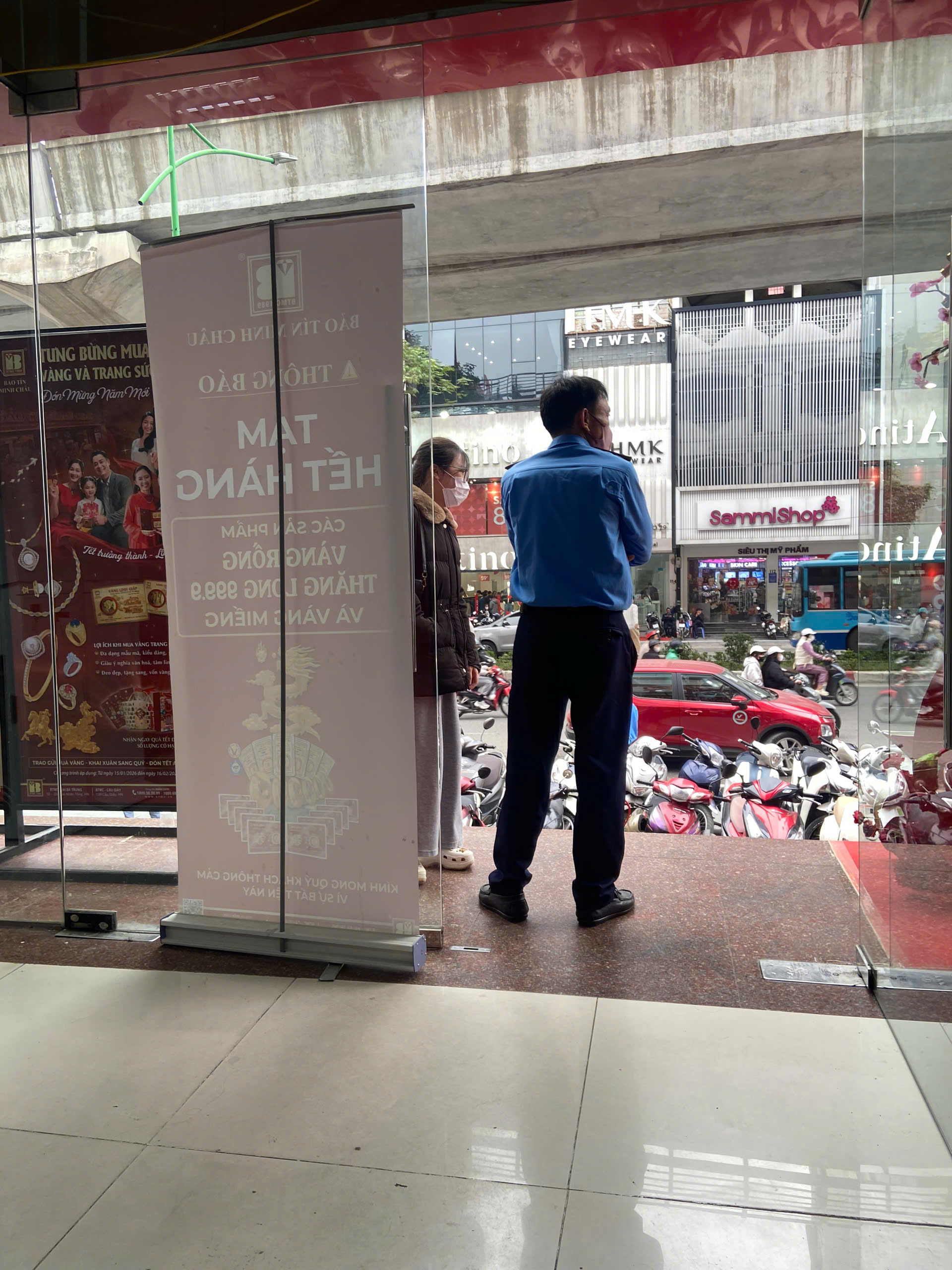 Tiệm vàng hôm nay: Dân văn phòng xin nghỉ Tết sớm đi mua vàng, xếp hàng từ sáng, xác định phải đợi đến chiều- Ảnh 6.