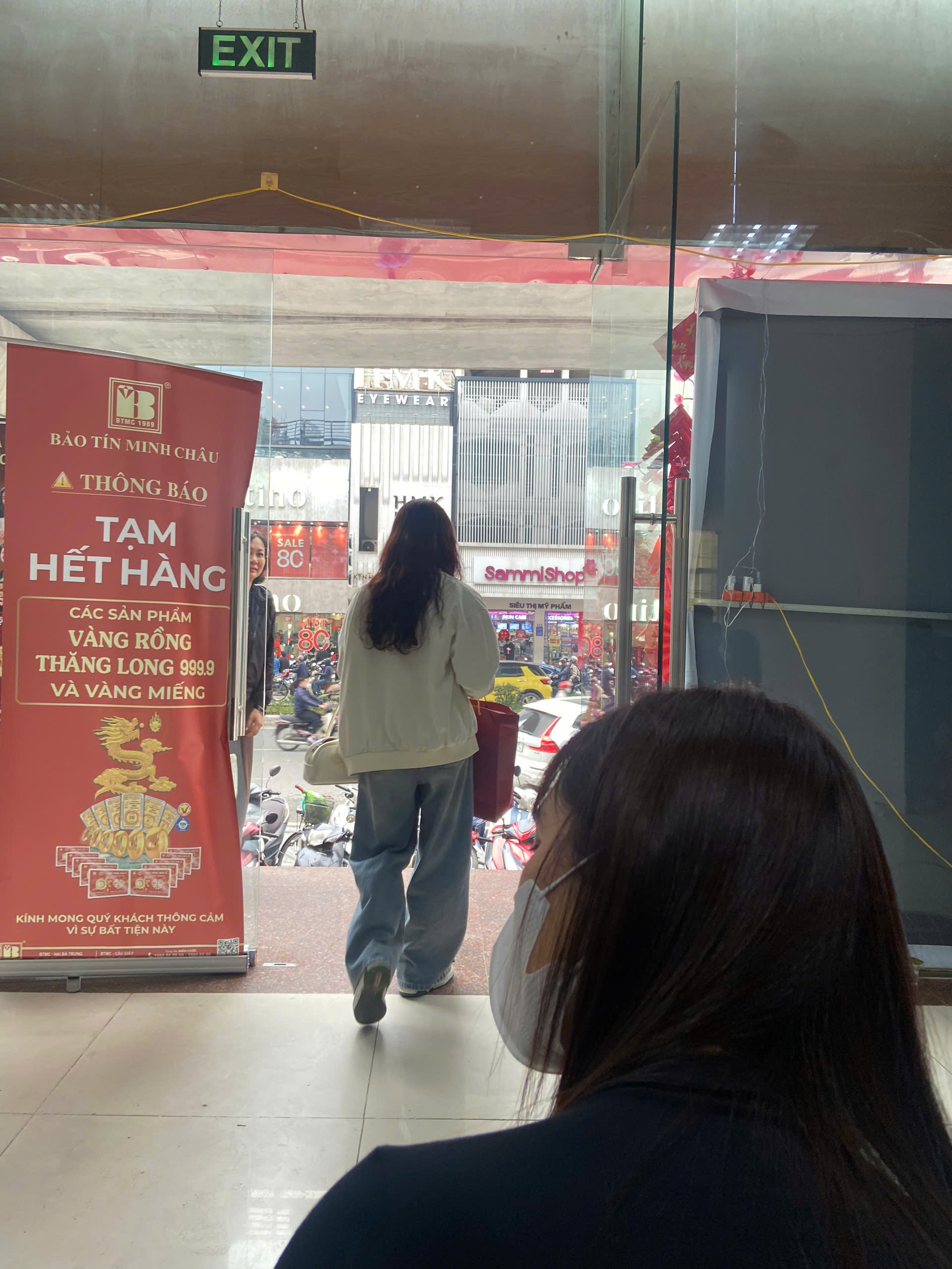 Tiệm vàng hôm nay: Dân văn phòng xin nghỉ Tết sớm đi mua vàng, xếp hàng từ sáng, xác định phải đợi đến chiều- Ảnh 7.