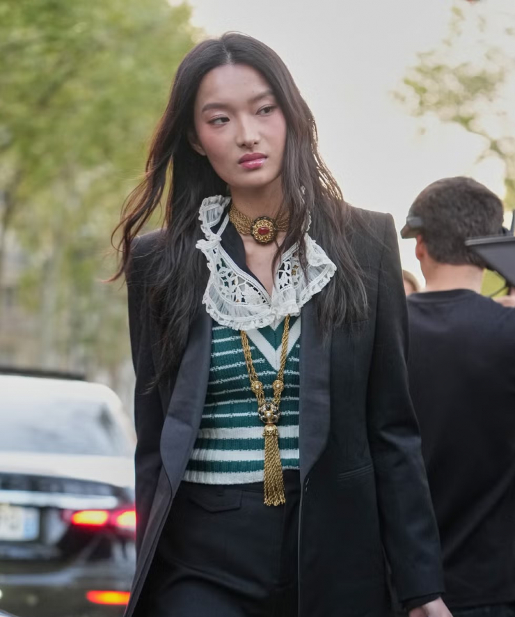 Trang phục hiện đại phối cùng trang sức cổ điển sẽ đem đến cho bạn một diện mạo duyên dáng.