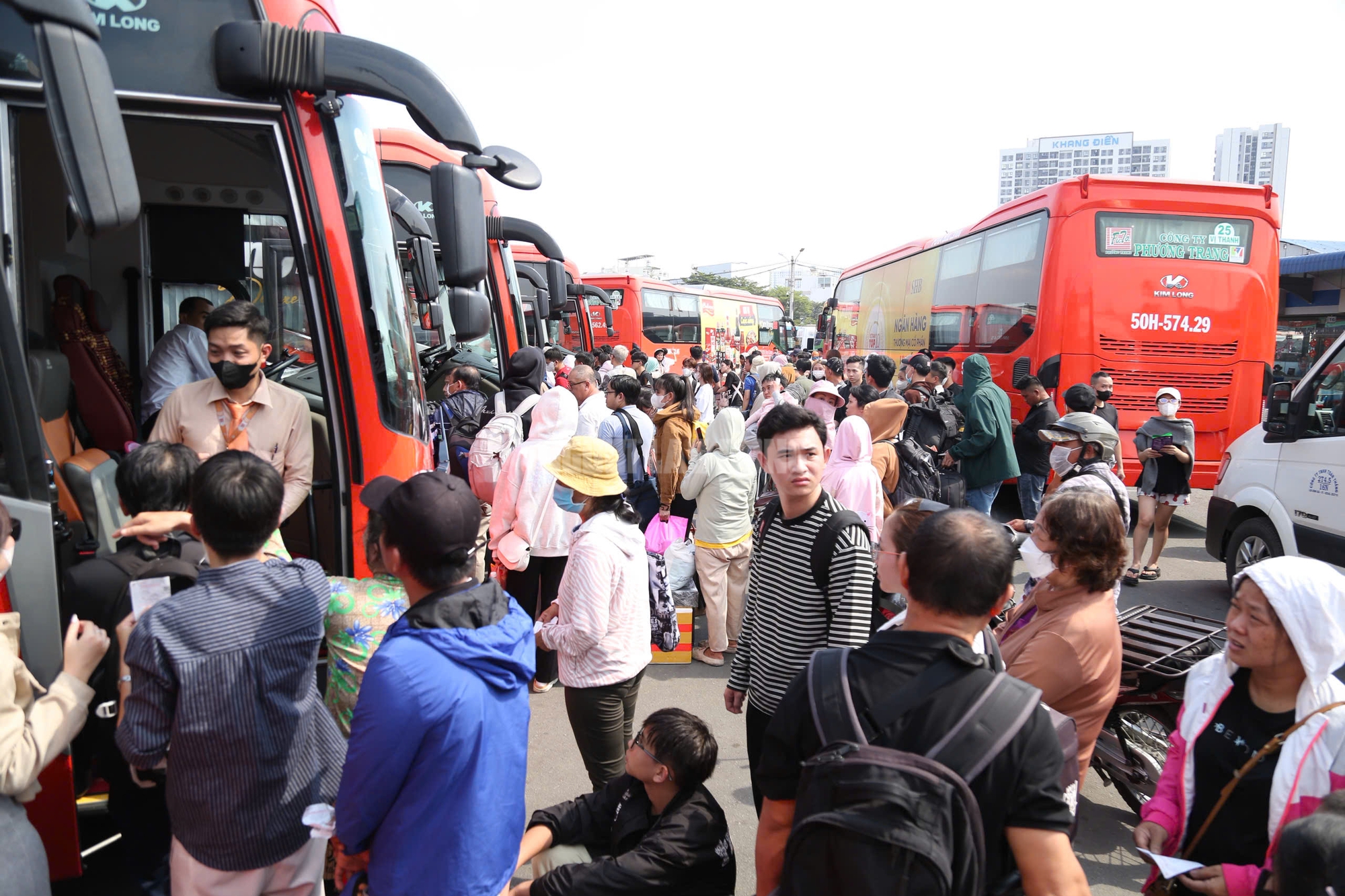 Cận cảnh Bến xe TPHCM ngày 26 tháng Chạp: Hành khách nườm nượp về quê ăn Tết 2026 - Ảnh 3. Cận cảnh Bến xe TPHCM ngày 26 tháng Chạp: Hành khách nườm nượp về quê ăn Tết 2026 - Ảnh 3.